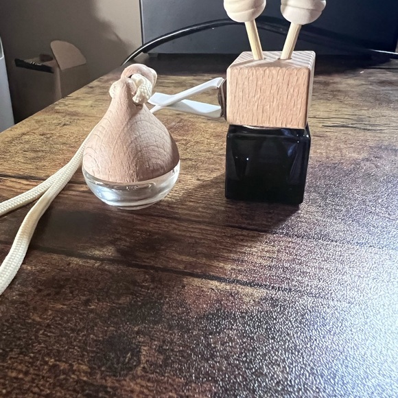 Set of 2 car freshener filled with oil - Picture 2 of 2